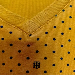 Tommy Hilfiger Logo Top. Essential v-neck cotton knit. Size xl (fits like M/L)